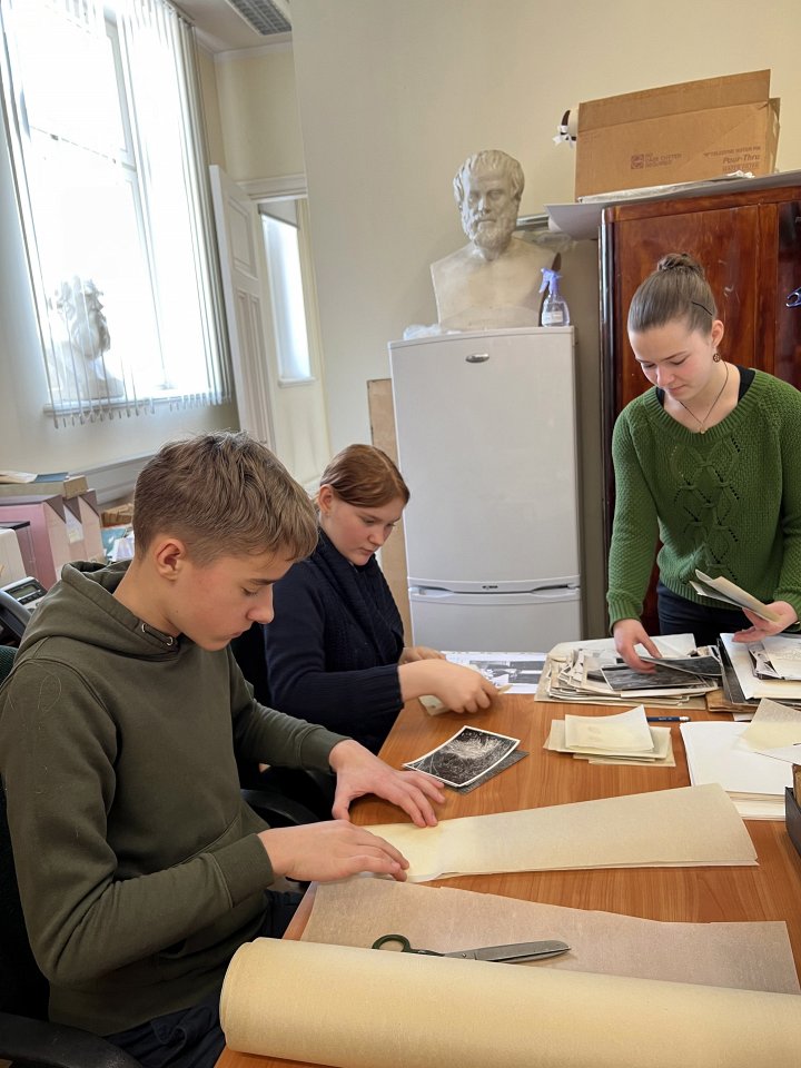 «Ēnu diena» Latvijas Universitātes Muzejā. Madara Smeltere iepazīstina ēnotājus ar LU zooloģijas kolekciju un darbu krājumā.