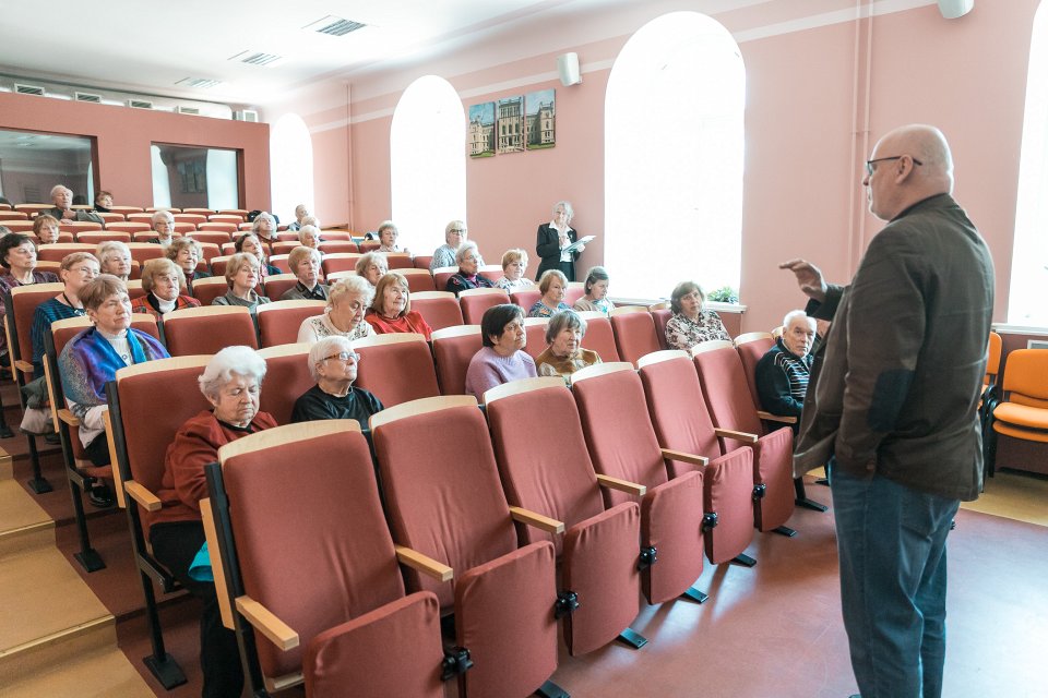 Vēsturnieka Valda Klišāna lekcija Latvijas Universitātes Senioru klubam par grāmatu «Pieauguša puikas atmiņu klade». null