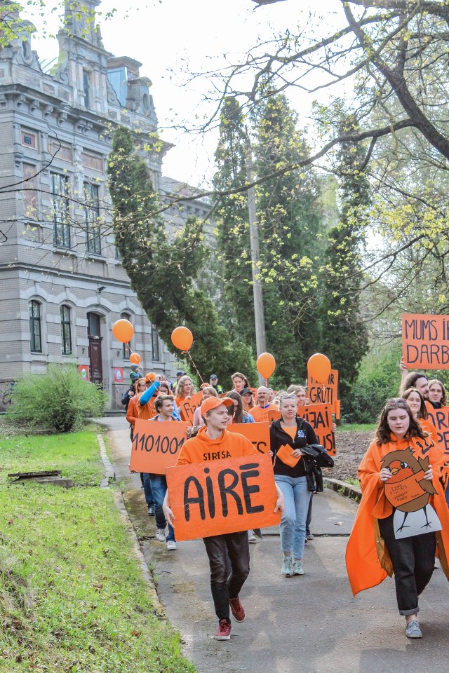 Latvijas Universitātes Fizikas, matemātikas un optometrijas fakultātes studentu un darbinieku «Fizmatdienu» gājiens. null