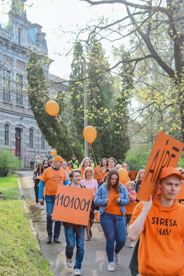 Latvijas Universitātes Fizikas, matemātikas un optometrijas fakultātes studentu un darbinieku «Fizmatdienu» gājiens. null