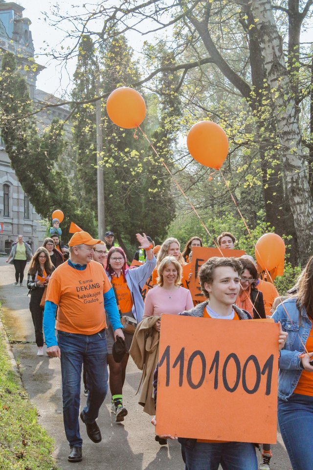 Latvijas Universitātes Fizikas, matemātikas un optometrijas fakultātes studentu un darbinieku «Fizmatdienu» gājiens. null