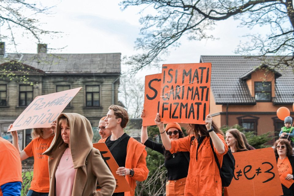 Latvijas Universitātes Fizikas, matemātikas un optometrijas fakultātes studentu un darbinieku «Fizmatdienu» gājiens. null