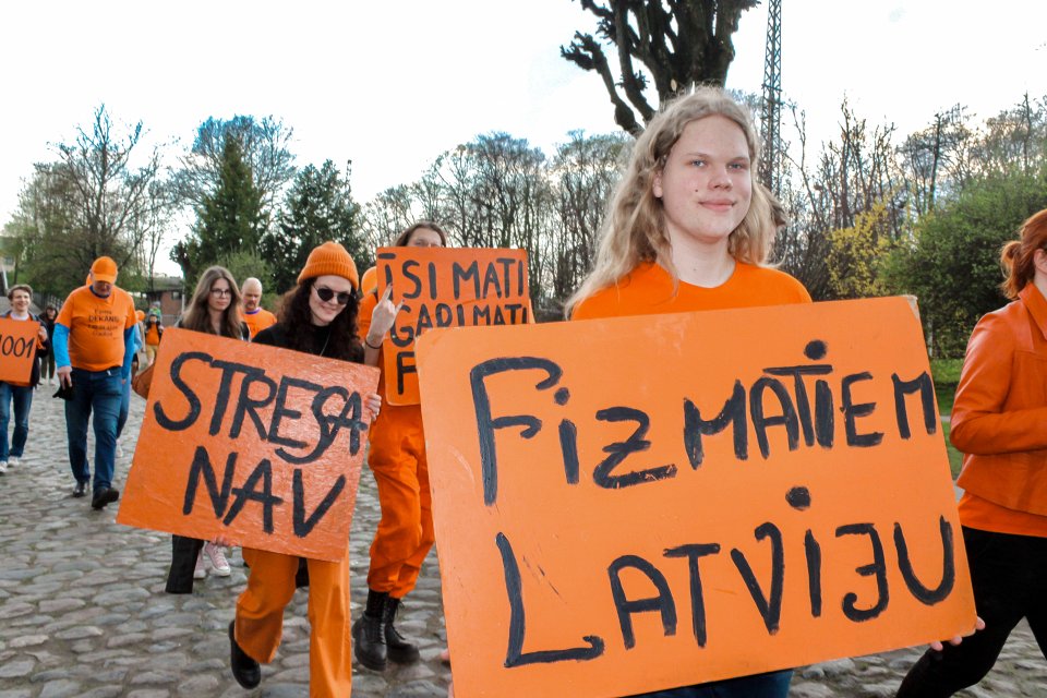 Latvijas Universitātes Fizikas, matemātikas un optometrijas fakultātes studentu un darbinieku «Fizmatdienu» gājiens. null