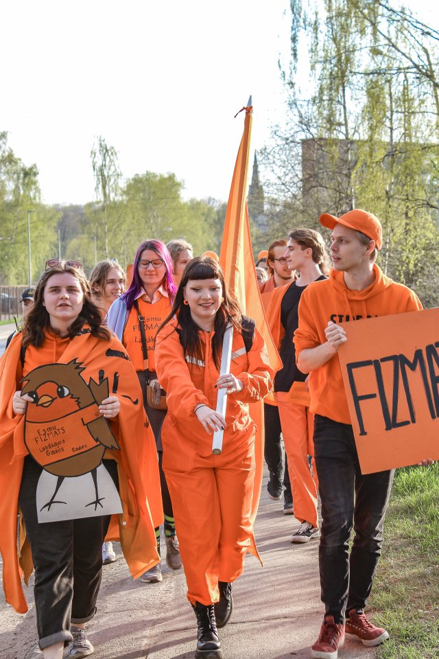 Latvijas Universitātes Fizikas, matemātikas un optometrijas fakultātes studentu un darbinieku «Fizmatdienu» gājiens. null