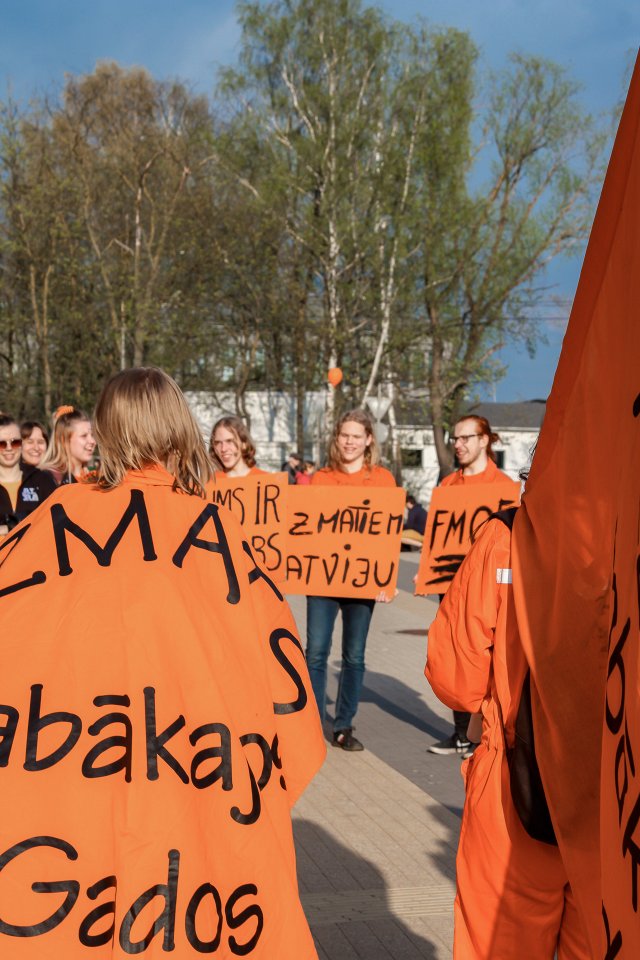 Latvijas Universitātes Fizikas, matemātikas un optometrijas fakultātes studentu un darbinieku «Fizmatdienu» gājiens. null