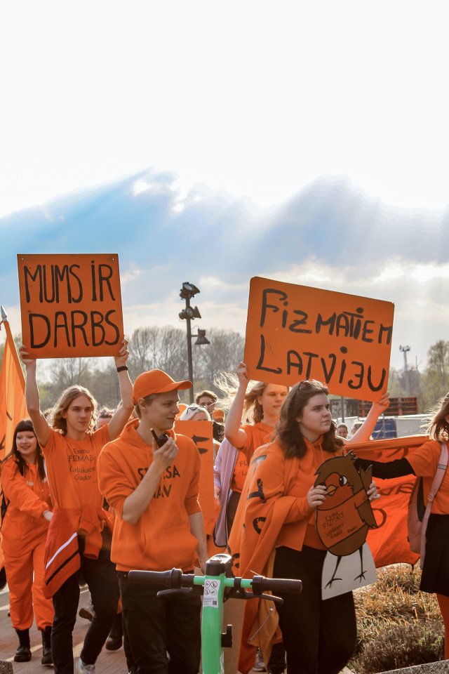 Latvijas Universitātes Fizikas, matemātikas un optometrijas fakultātes studentu un darbinieku «Fizmatdienu» gājiens. null