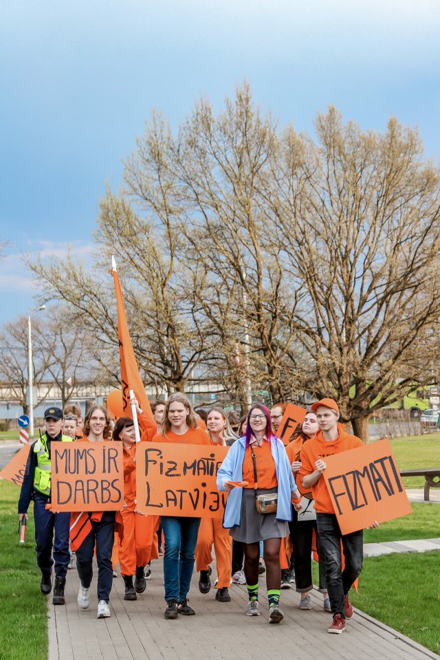 Latvijas Universitātes Fizikas, matemātikas un optometrijas fakultātes studentu un darbinieku «Fizmatdienu» gājiens. null