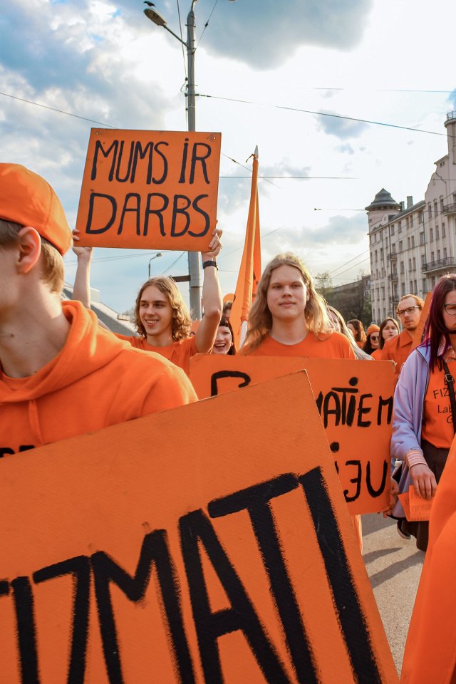 Latvijas Universitātes Fizikas, matemātikas un optometrijas fakultātes studentu un darbinieku «Fizmatdienu» gājiens. null