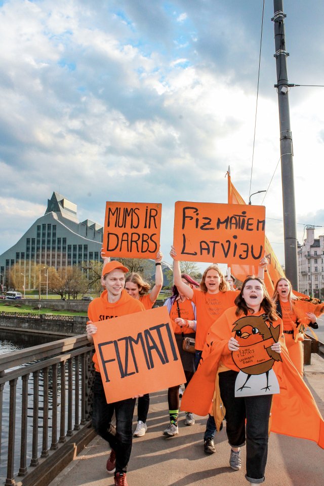 Latvijas Universitātes Fizikas, matemātikas un optometrijas fakultātes studentu un darbinieku «Fizmatdienu» gājiens. null