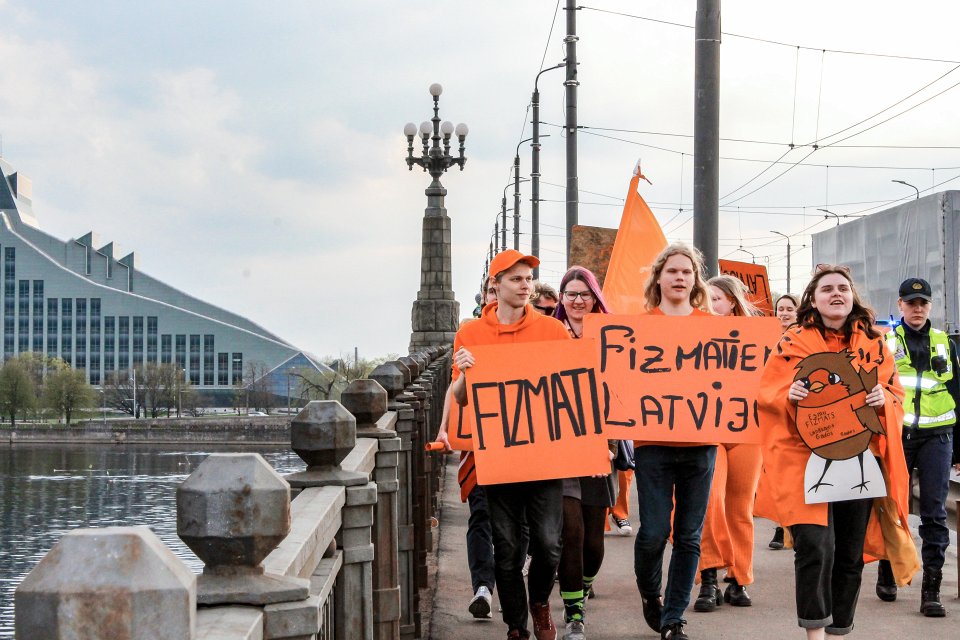 Latvijas Universitātes Fizikas, matemātikas un optometrijas fakultātes studentu un darbinieku «Fizmatdienu» gājiens. null