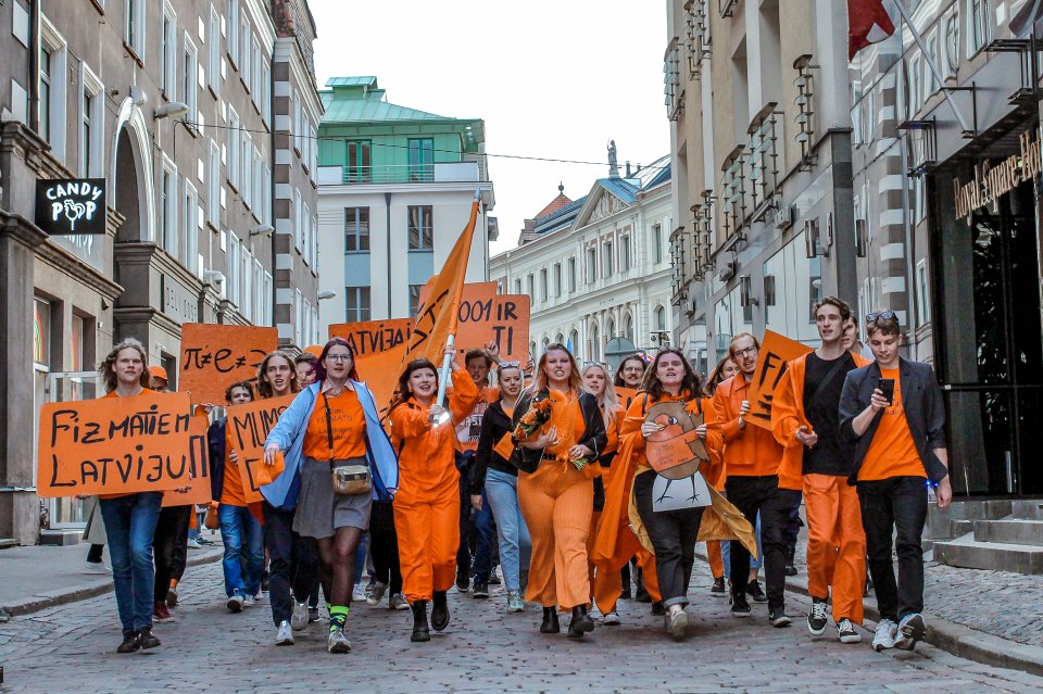 Latvijas Universitātes Fizikas, matemātikas un optometrijas fakultātes studentu un darbinieku «Fizmatdienu» gājiens. null