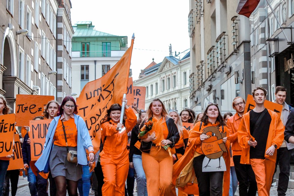 Latvijas Universitātes Fizikas, matemātikas un optometrijas fakultātes studentu un darbinieku «Fizmatdienu» gājiens. null