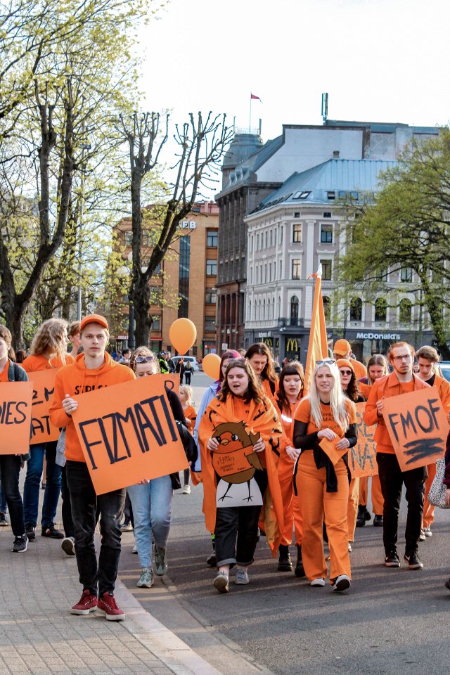 Latvijas Universitātes Fizikas, matemātikas un optometrijas fakultātes studentu un darbinieku «Fizmatdienu» gājiens. null