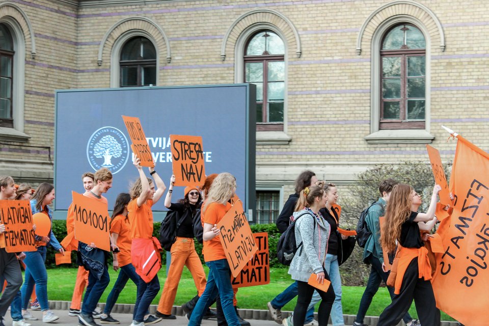 Latvijas Universitātes Fizikas, matemātikas un optometrijas fakultātes studentu un darbinieku «Fizmatdienu» gājiens. null