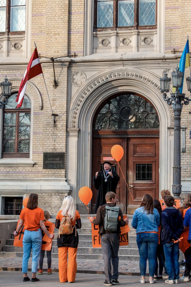 Latvijas Universitātes Fizikas, matemātikas un optometrijas fakultātes studentu un darbinieku «Fizmatdienu» gājiens. null