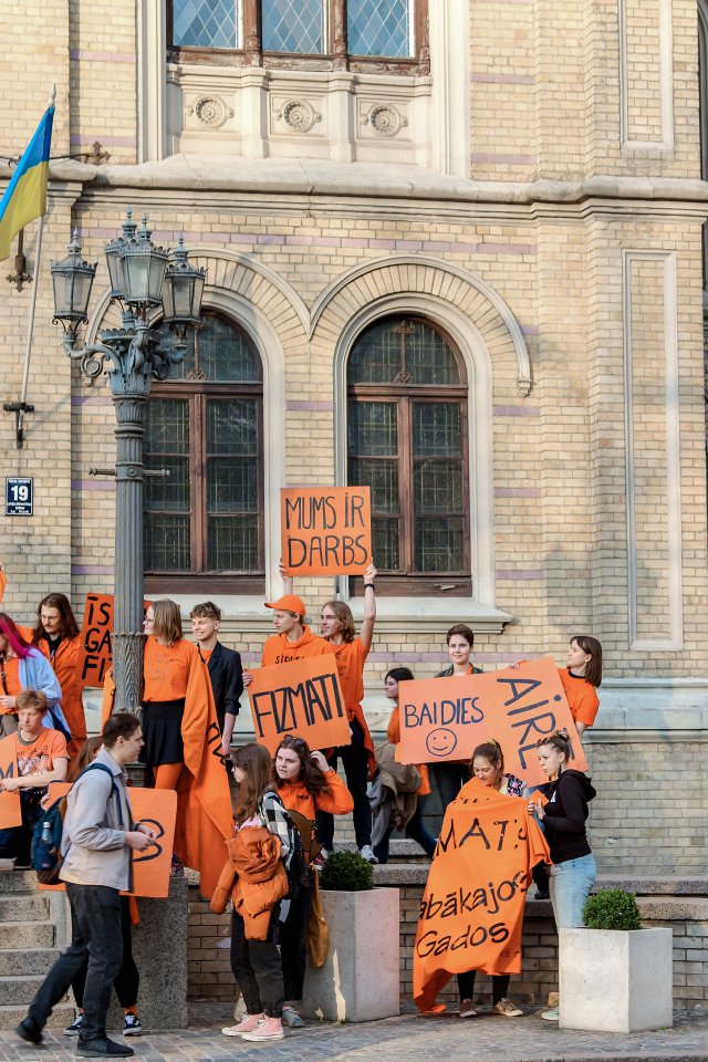 Latvijas Universitātes Fizikas, matemātikas un optometrijas fakultātes studentu un darbinieku «Fizmatdienu» gājiens. null