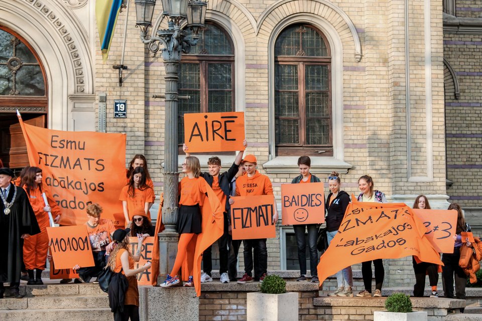 Latvijas Universitātes Fizikas, matemātikas un optometrijas fakultātes studentu un darbinieku «Fizmatdienu» gājiens. null