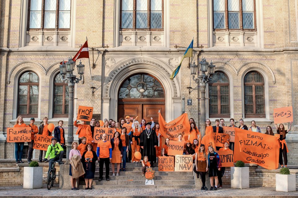 Latvijas Universitātes Fizikas, matemātikas un optometrijas fakultātes studentu un darbinieku «Fizmatdienu» gājiens. null