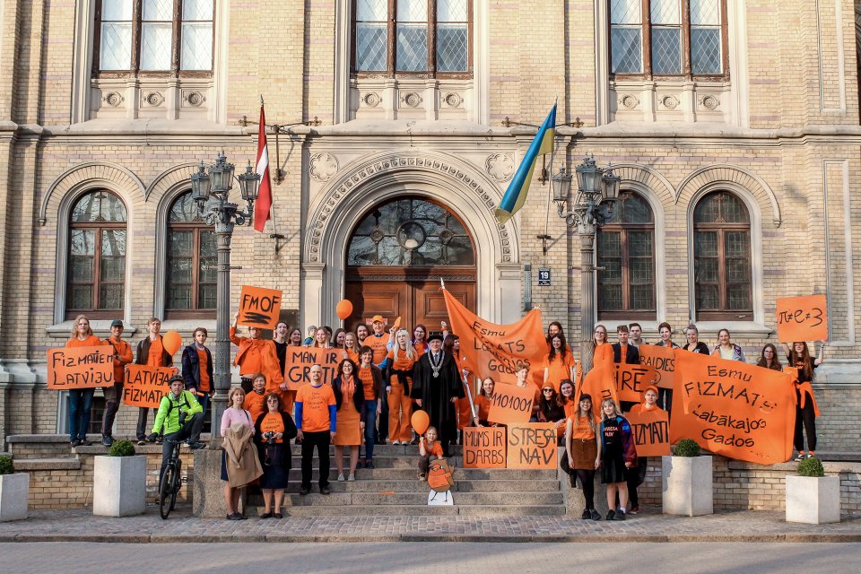 Latvijas Universitātes Fizikas, matemātikas un optometrijas fakultātes studentu un darbinieku «Fizmatdienu» gājiens. null