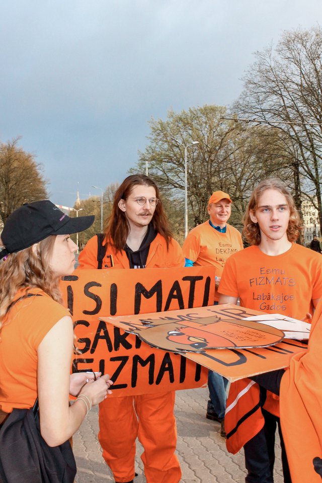 Latvijas Universitātes Fizikas, matemātikas un optometrijas fakultātes studentu un darbinieku «Fizmatdienu» gājiens. null