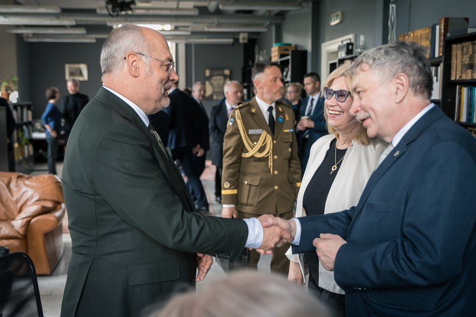 Igaunijas prezidenta Alara Karisa (Alar Karis) vizīte Latvijas Universitātes Lībiešu institūtā. null