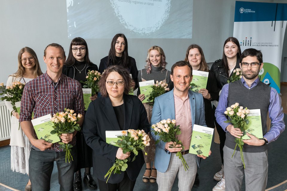 Latvijas Universitātes 81. starptautiskās zinātniskās konferences sekcija «Gatavi pārmaiņām? Kopīgo resursu ilgtspējīga pārvaldība». Monogrāfijas «Kopīgo resursu pārvaldība krīžu saplūšanas laikā» (zin. red. A. Zobena, R. Felcis) atklāšana.
Elgars Felcis, Ieva Strode, Renārs Felcis, Jurijs Ņikišins.