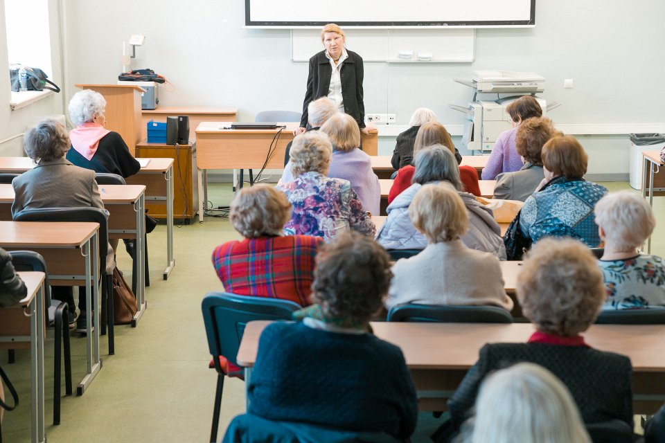 Teātra zinātnieces, Latvijas Nacionālā teātra Literārās daļas vadītājas Ievas Strukas lekcija Latvijas Universitātes Senioru klubam par Gunāra Priedes dramaturģiju un arhitektūru. null