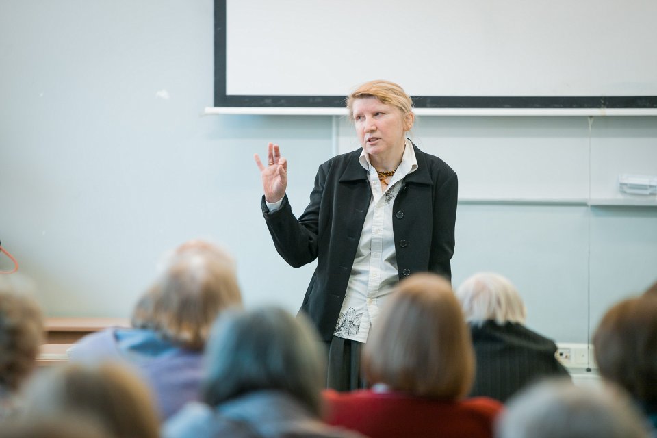 Teātra zinātnieces, Latvijas Nacionālā teātra Literārās daļas vadītājas Ievas Strukas lekcija Latvijas Universitātes Senioru klubam par Gunāra Priedes dramaturģiju un arhitektūru. null