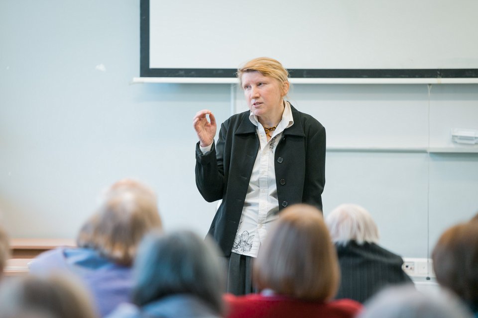 Teātra zinātnieces, Latvijas Nacionālā teātra Literārās daļas vadītājas Ievas Strukas lekcija Latvijas Universitātes Senioru klubam par Gunāra Priedes dramaturģiju un arhitektūru. null