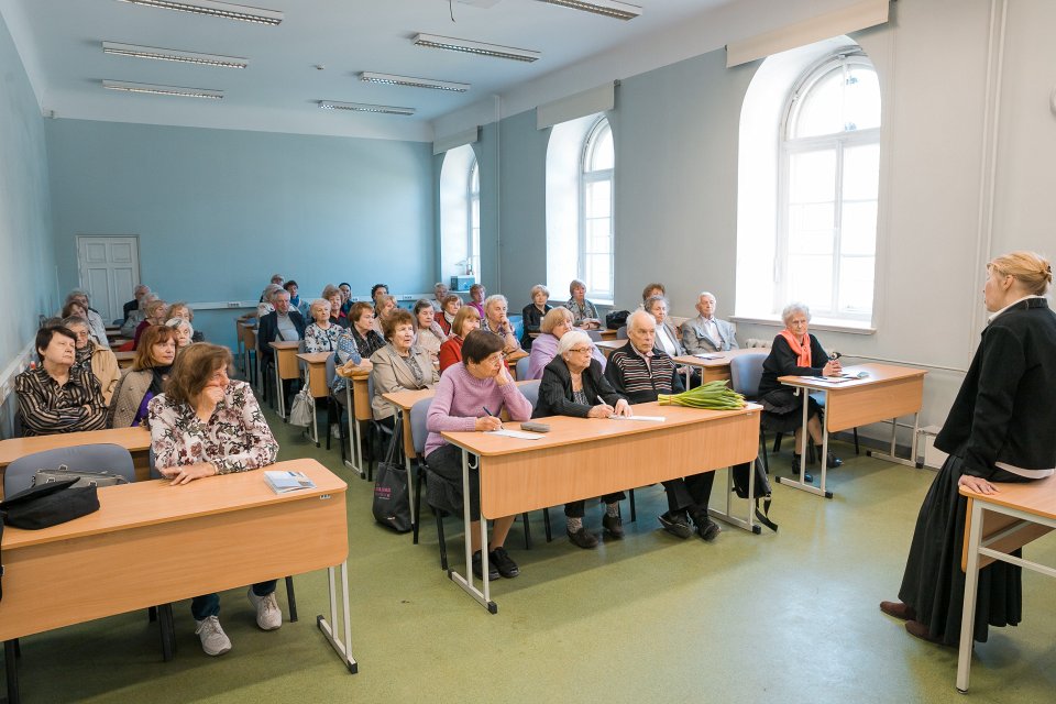 Teātra zinātnieces, Latvijas Nacionālā teātra Literārās daļas vadītājas Ievas Strukas lekcija Latvijas Universitātes Senioru klubam par Gunāra Priedes dramaturģiju un arhitektūru. null