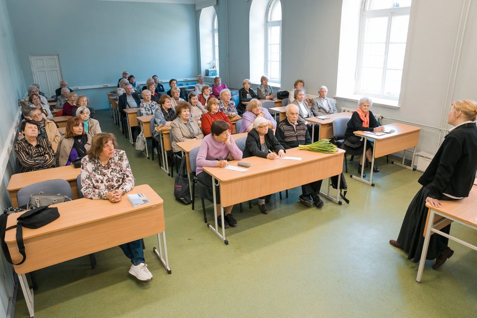 Teātra zinātnieces, Latvijas Nacionālā teātra Literārās daļas vadītājas Ievas Strukas lekcija Latvijas Universitātes Senioru klubam par Gunāra Priedes dramaturģiju un arhitektūru. null