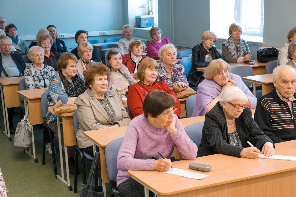 Teātra zinātnieces, Latvijas Nacionālā teātra Literārās daļas vadītājas Ievas Strukas lekcija Latvijas Universitātes Senioru klubam par Gunāra Priedes dramaturģiju un arhitektūru. null