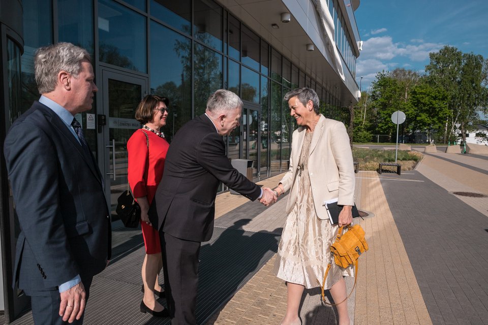 Eiropas Komisijas priekšsēdētājas izpildvietnieces jautājumos par digitālajam laikmetam gatavu Eiropu Margrētes Vestageres (Margrethe Vestager) vizīte Latvijas Universitātē. null