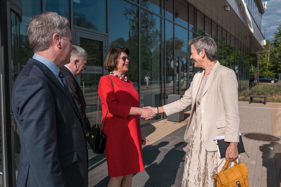 Eiropas Komisijas priekšsēdētājas izpildvietnieces jautājumos par digitālajam laikmetam gatavu Eiropu Margrētes Vestageres (Margrethe Vestager) vizīte Latvijas Universitātē. null