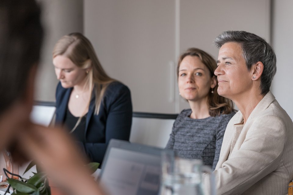 Eiropas Komisijas priekšsēdētājas izpildvietnieces jautājumos par digitālajam laikmetam gatavu Eiropu Margrētes Vestageres (Margrethe Vestager) vizīte Latvijas Universitātē. null