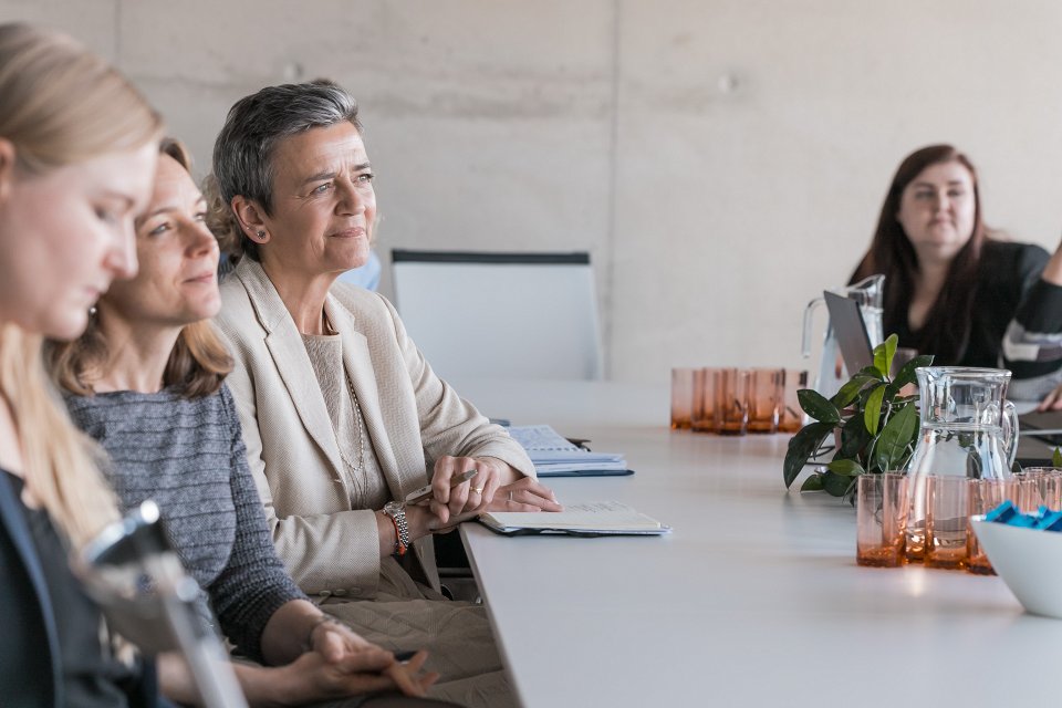 Eiropas Komisijas priekšsēdētājas izpildvietnieces jautājumos par digitālajam laikmetam gatavu Eiropu Margrētes Vestageres (Margrethe Vestager) vizīte Latvijas Universitātē. null