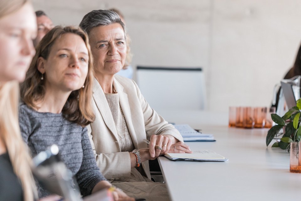 Eiropas Komisijas priekšsēdētājas izpildvietnieces jautājumos par digitālajam laikmetam gatavu Eiropu Margrētes Vestageres (Margrethe Vestager) vizīte Latvijas Universitātē. null