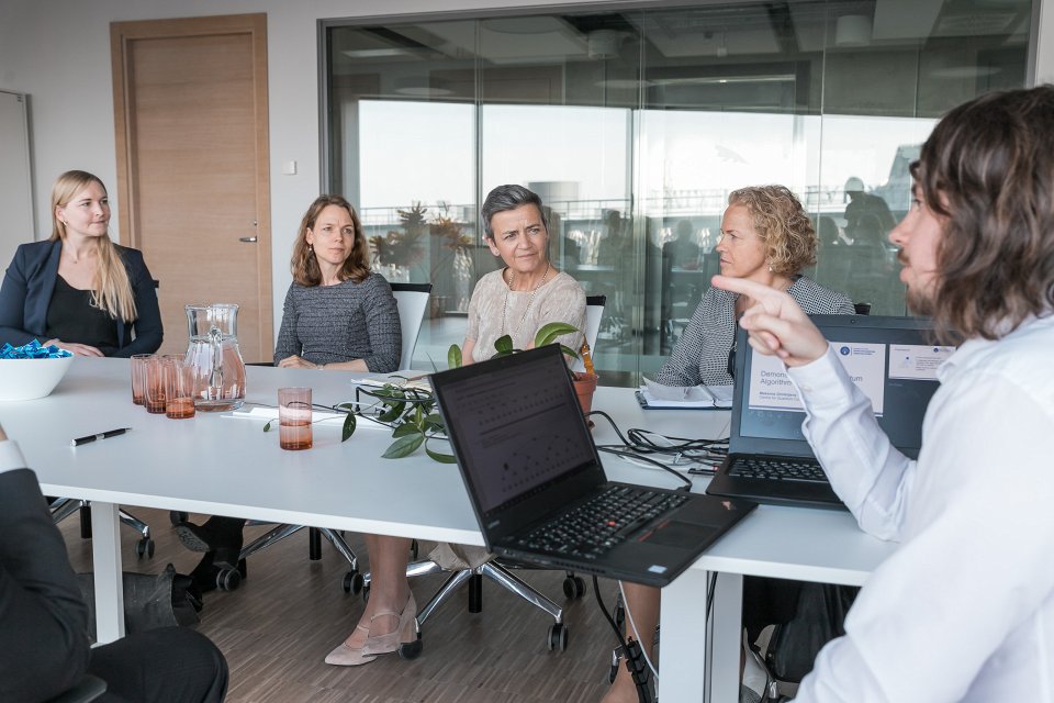 Eiropas Komisijas priekšsēdētājas izpildvietnieces jautājumos par digitālajam laikmetam gatavu Eiropu Margrētes Vestageres (Margrethe Vestager) vizīte Latvijas Universitātē. null