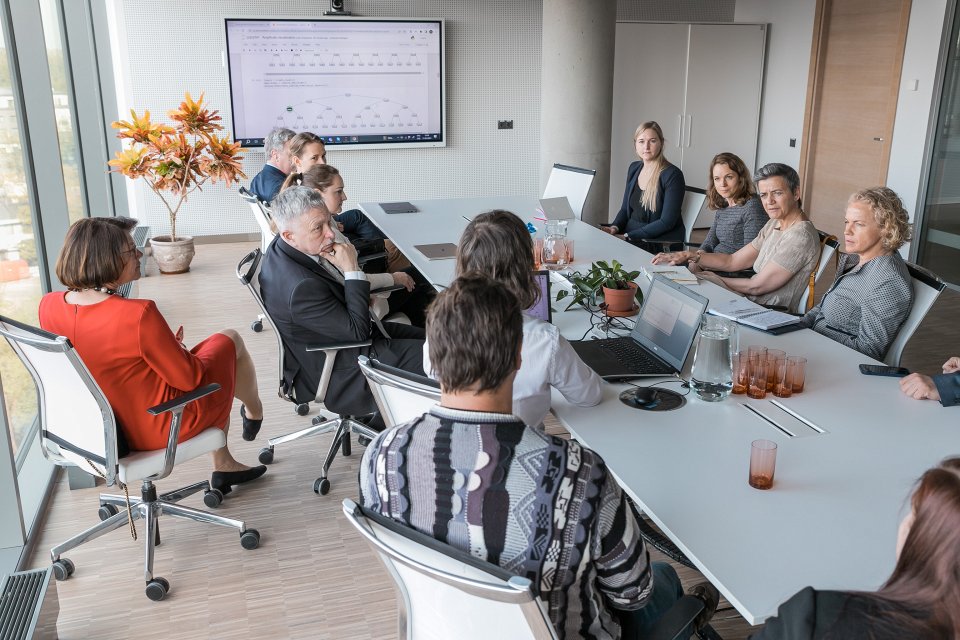 Eiropas Komisijas priekšsēdētājas izpildvietnieces jautājumos par digitālajam laikmetam gatavu Eiropu Margrētes Vestageres (Margrethe Vestager) vizīte Latvijas Universitātē. null