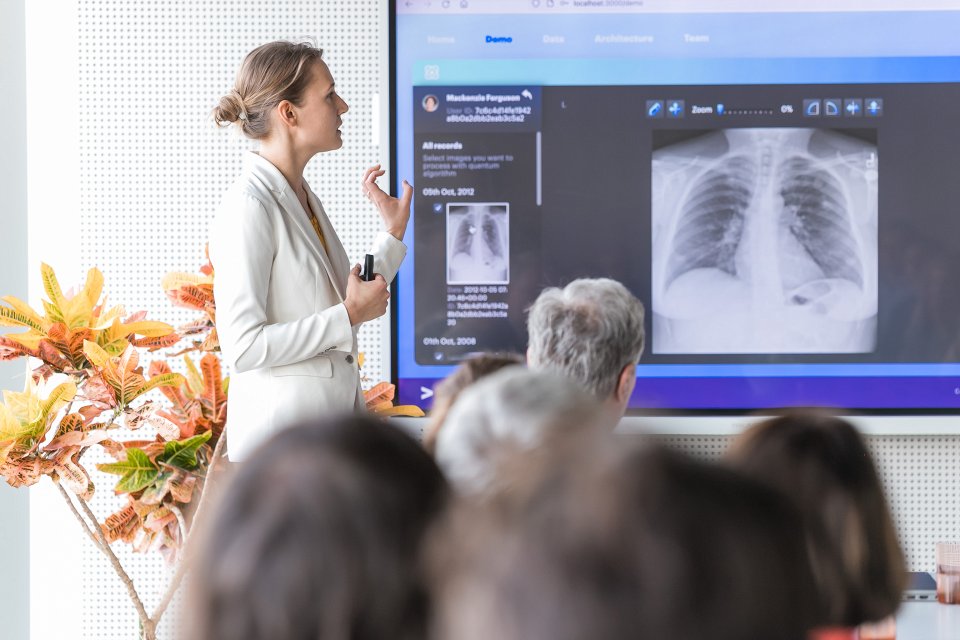 Eiropas Komisijas priekšsēdētājas izpildvietnieces jautājumos par digitālajam laikmetam gatavu Eiropu Margrētes Vestageres (Margrethe Vestager) vizīte Latvijas Universitātē. null