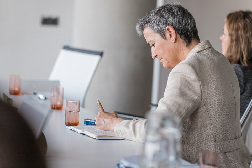 Eiropas Komisijas priekšsēdētājas izpildvietnieces jautājumos par digitālajam laikmetam gatavu Eiropu Margrētes Vestageres (Margrethe Vestager) vizīte Latvijas Universitātē. null