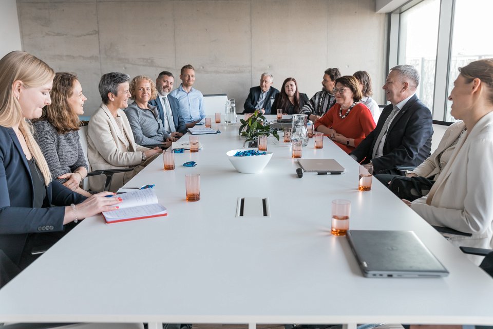 Eiropas Komisijas priekšsēdētājas izpildvietnieces jautājumos par digitālajam laikmetam gatavu Eiropu Margrētes Vestageres (Margrethe Vestager) vizīte Latvijas Universitātē. null