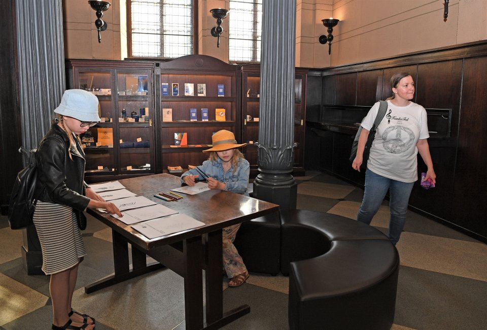 Muzeju nakts Latvijas Universitātē «Uzzini, dari un radi!». Radošā darbnīca “Ieskaties un radi LU simbolus” Latvijas Universitātes galvenās ēkas foajē.