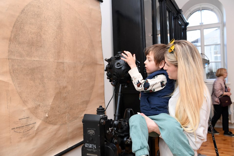 Muzeju nakts Latvijas Universitātē «Uzzini, dari un radi!». Apmeklētāji Frīdriha Candera un Latvijas astronomijas kolekcijas ekspozīcijas zālē.