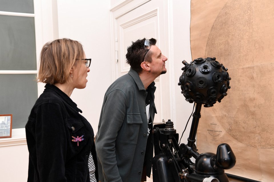 Muzeju nakts Latvijas Universitātē «Uzzini, dari un radi!». Apmeklētāji Frīdriha Candera un Latvijas astronomijas kolekcijas ekspozīcijas zālē.