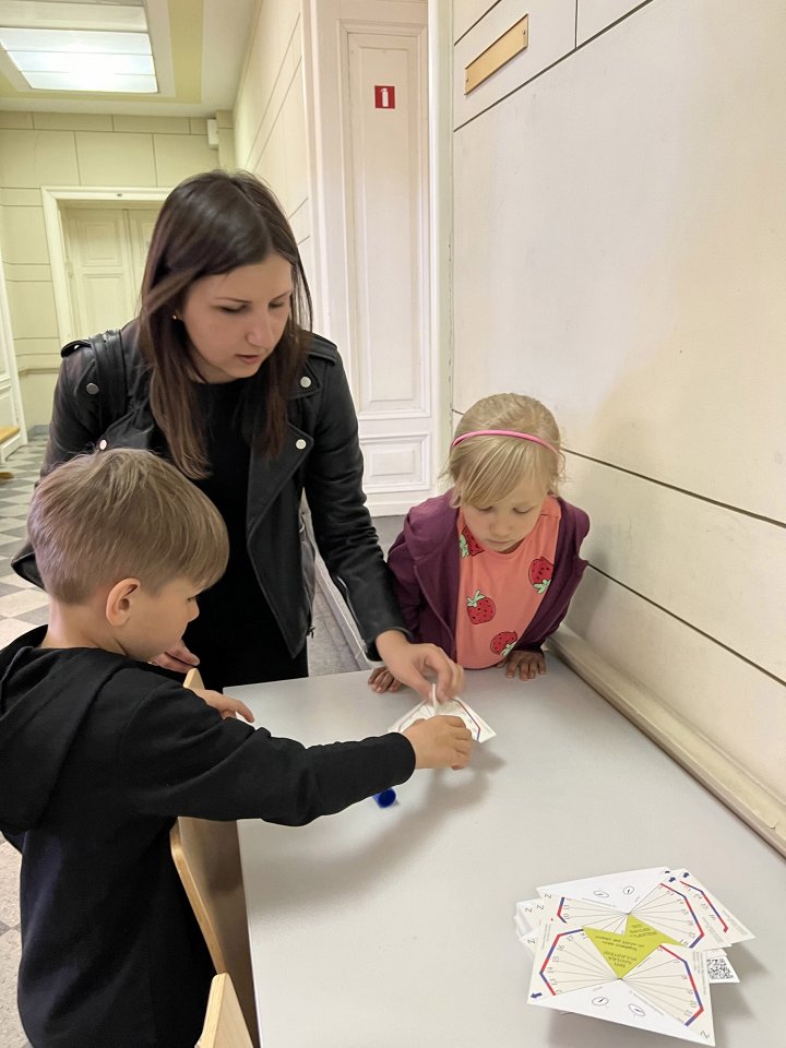 Muzeju nakts Latvijas Universitātē «Uzzini, dari un radi!». Radošā darbnīca “Saules pulkstenis tavā kabatā”.