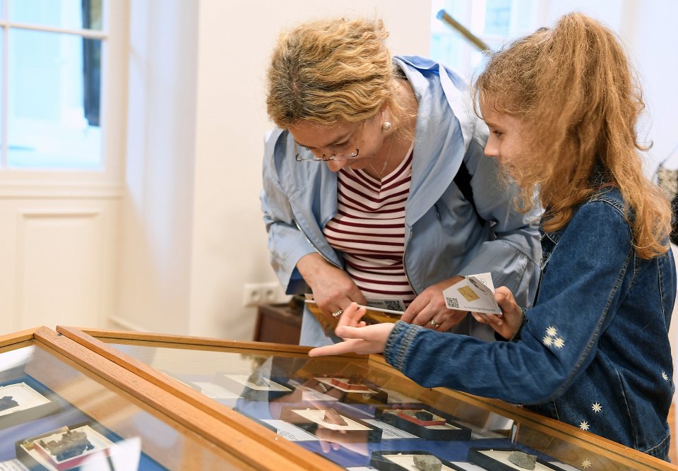 Muzeju nakts Latvijas Universitātē «Uzzini, dari un radi!». Apmeklētāji Frīdriha Candera un Latvijas astronomijas kolekcijas ekspozīcijas zālē.