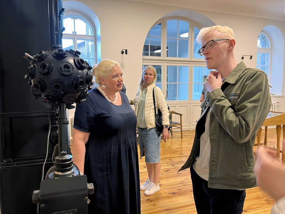 Muzeju nakts Latvijas Universitātē «Uzzini, dari un radi!». Apmeklētāji Frīdriha Candera un Latvijas astronomijas kolekcijas ekspozīcijas zālē.