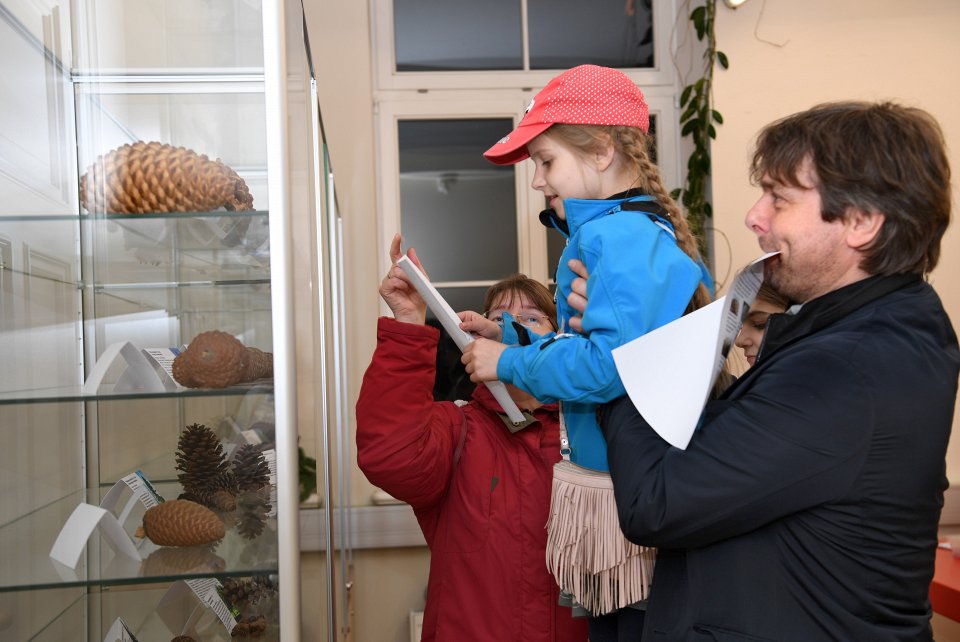 Muzeju nakts Latvijas Universitātē «Uzzini, dari un radi!». Apmeklētāju dalība foto orientēšanās spēlē “Kur paslēpušies dabas artefakti?”.