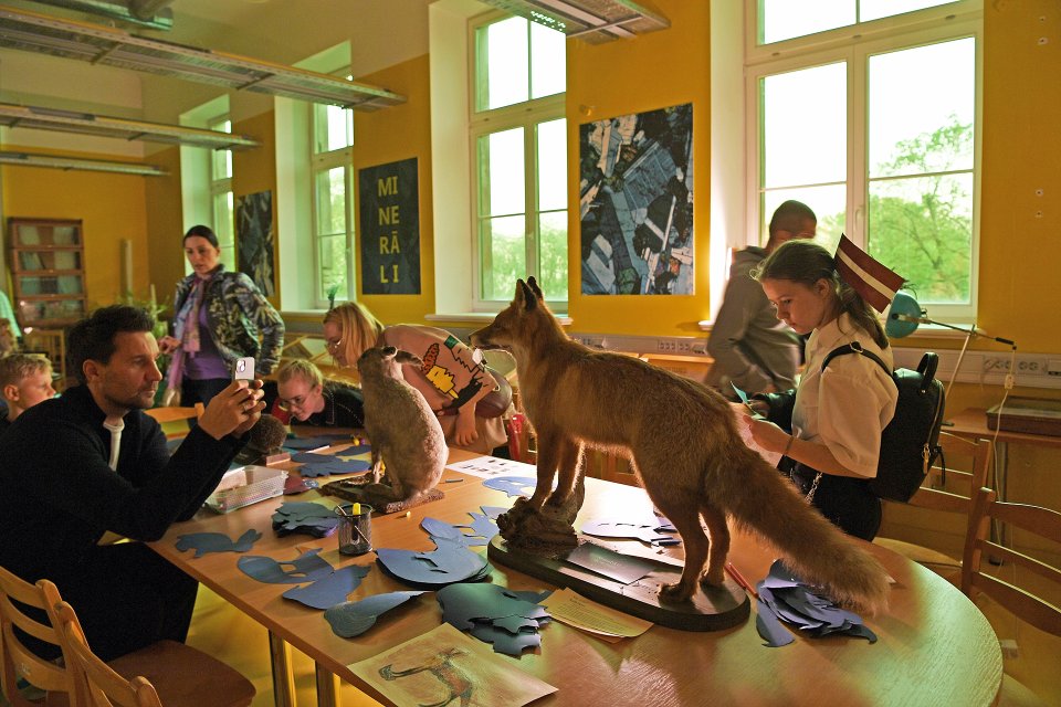 Muzeju nakts Latvijas Universitātē «Uzzini, dari un radi!». Muzeju nakts apmeklētāji rada savus nakts dzīvnieku zīmējumus.